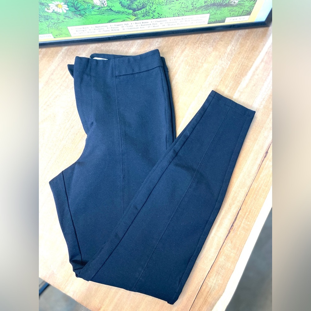 A New Day: Black Skinny Pants with Stretchy Material & Zipper. Size: 6
